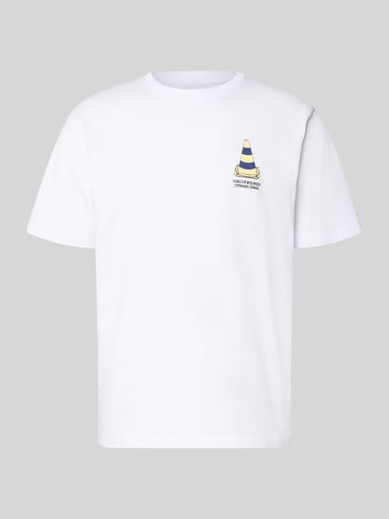 Produktfoto, weißes T-Shirt mit gelb-blauem Print vorn, Rückseite mit Motiv- und Logo-Print, T-Shirt mit rückseitigem Motiv- und Logo-Print von Wood Wood, Baumwolle, gerader Schnitt, gerippter Rundhalsausschnitt, für Herren.
