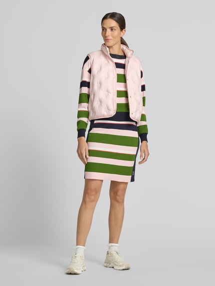 Modelka nosi Relaxed Fit Sweatshirt aus Viskose-Mix von Marc Cain, w paski zielone, granatowe, różowe, stójka, tunel, z długim rękawem, elastyczne wykończenia, długość tyłu 55 cm, długość rękawów 51 cm, widok całej sylwetki z przodu.