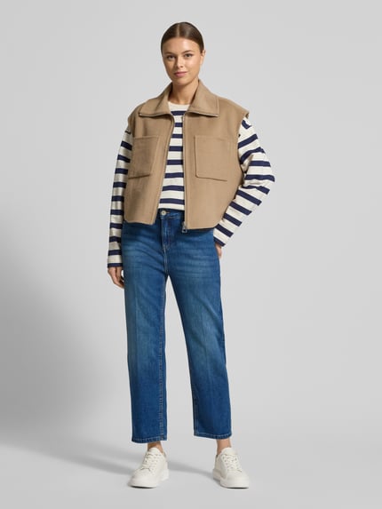 Frauenmodel trägt Jeans mit 5-Pocket-Design Modell 'Lanah' von OPUS, lockerer Schnitt, blau, Baumwoll-Elasthan-Mix, Ganzkörperansicht von vorne.