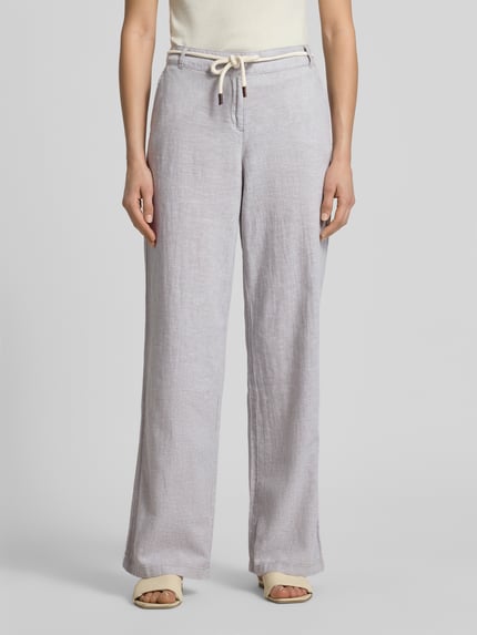 Frauenmodel trägt Hose aus Leinen-Baumwoll-Mix mit Bindegürtel von Christian Berg Woman in Hellgrau, Wide Leg, Eingrifftaschen, Ganzkörperansicht von vorne.