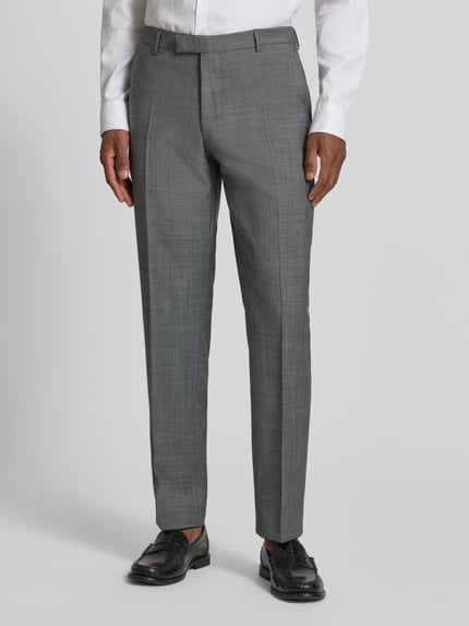 Männermodel trägt Modern Fit Anzughose mit Woll-Anteil Modell 'Brad' von JOOP! Collection, graues Webmuster, Unifarbenes-Design, Bügelfalten, Gesäßtaschen, Material-Mix, Nahaufnahme Oberkörper.