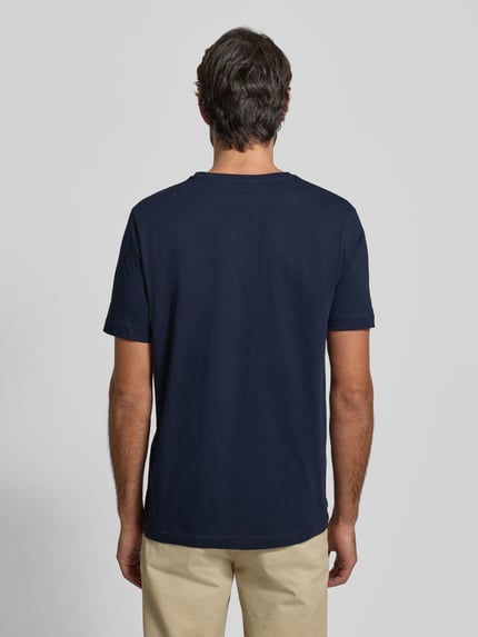 Männermodel draagt T-Shirt met Label-Stitching van Fynch-Hatton, katoen, regular fit, geribde V-hals, donkerblauw, rugaanzicht, Ganzkörperansicht Rückansicht.