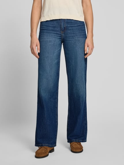 Frauenmodel trägt Wide Fit Jeans aus reiner Baumwolle Modell 'DANILA' von MANGO, dunkelblau, 5-Pocket-Design, Ganzkörperansicht von vorne.