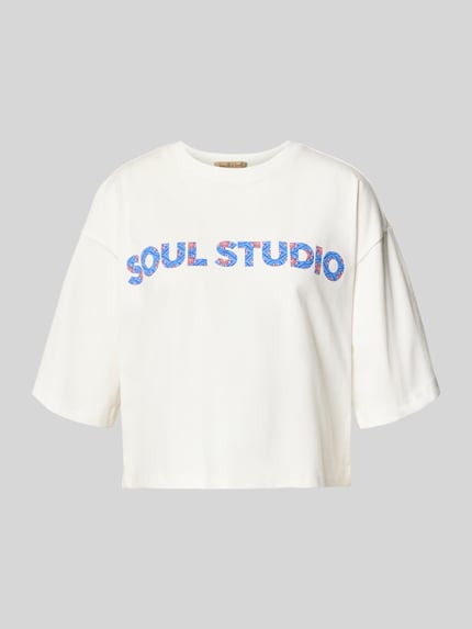 Produktfoto, Cropped Boxy Fit T-Shirt mit Label-Print von Smith and Soul z czystej bawełny, kolor biały, krój boxy fit, okrągły dekolt, długość tyłu w rozmiarze S: 48 cm