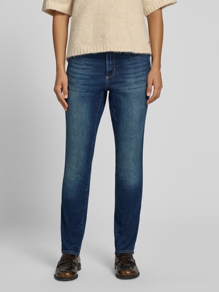 Frauenmodel trägt Slim Fit Jeans aus Baumwoll-Mix Modell 'BETSY SLIM' von s.Oliver RED LABEL, mittleres Blau, glatte Textur, Ganzkörperansicht von vorne. Damen Skinny Fit Jeans von s.Oliver RED LABEL.
