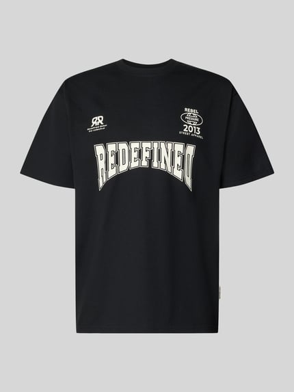 Produktfoto, T-Shirt mit Statement-Print und Rundhalsausschnitt von Redefined Rebel in Schwarz mit weißen Schriftzügen, Baumwoll-Mix, Relaxed Fit.
