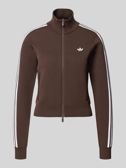 Produktfoto, Strickjacke mit Zweiwege Reißverschluss von adidas Originals in Braun, Strukturmuster, Slim Fit, cropped, weiße Kontraststreifen