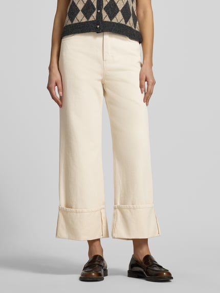 Vrouwenmodel draagt Relaxed Fit Wide Leg Jeans uit puur katoen model 'GESTO' van JOOP! in effen kleuren met 5-pocketmodel, labelpatch, labeldetail, riemlussen, knoop- en ritssluiting, twill materiaalverwerking, enkellengte, look: effen, materiaal: puur katoen, voorkant detailopname bovenlichaam.