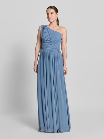 Frauenmodel trägt Abendkleid im One-Shoulder-Design von TROYDEN COLLECTION aus blauem Chiffon, A-Linie, Maxikleid, Ganzkörperansicht von vorne.