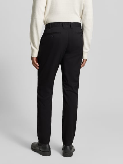 Männermodel trägt schwarze Slim Fit Stoffhose mit Viskose-Anteil von MCNEAL, elastischer Material-Mix, Rückansicht Ganzkörperansicht.