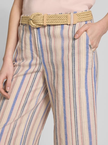 Vrouwenmodel draagt Wide Fit Stoffhose aus Leinen-Mix van Christian Berg Woman, gestreept, met stoffen ceintuur, nahaufnahme taille