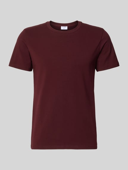 Produktfoto, T-Shirt mit Rundhalsausschnitt von Filippa K in dunklem Rot, Baumwoll-Elasthan-Mix, gerader Schnitt, kurzärmlig, auf grauem Hintergrund