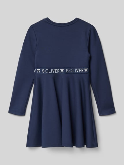 Mädchen trägt Tailliertes Freizeitkleid aus Viskose-Mix von s.Oliver RED LABEL, jednolity kolor, długość midi, okrągły dekolt, długi rękaw, nadruk z logo, prosty dół, mieszanka wiskozy, Ganzkörperansicht Rückansicht.