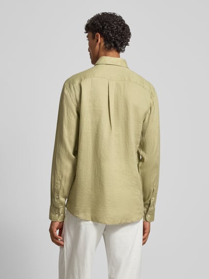 Mannelijk model draagt Slim Fit Leinenhemd mit Haifischkragen van Fynch-Hatton in lichtgroen linnen met labelstitching, ruglengte 77 cm, schouderbreedte 47 cm, mouwlengte 61 cm, geheel van achteren te zien