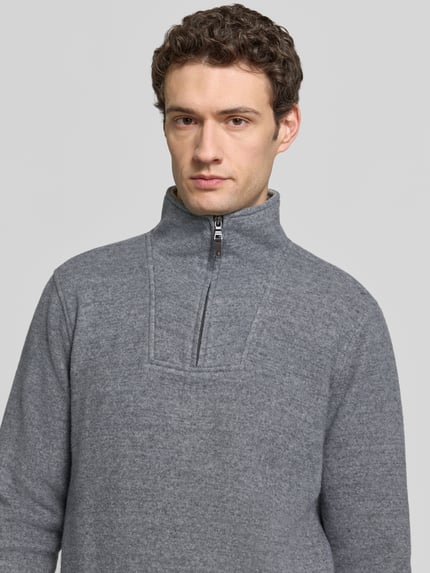 Männermodel trägt Troyer mit Reißverschluss von RAGMAN aus Material-Mix mit Woll-Anteil, graue Farbe, Nahaufnahme Oberkörper.