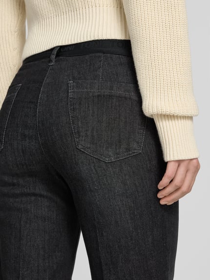 Vrouwenmodel draagt Wide Fit Jeans aus Baumwoll-Lyocell-Mix Modell 'Jenny' van TONI, dames jeansvariatie, detailopname achterkant