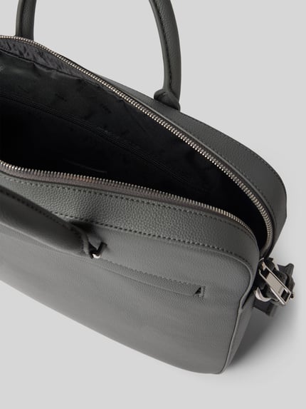 Produktfoto, szara Laptoptasche in Lederoptik Modell 'RAY_S DOC CASE N.' von BOSS z gładką fakturą, komora główna, wewnętrzne i zewnętrzne kieszenie na zamek, odpinany pasek na ramię