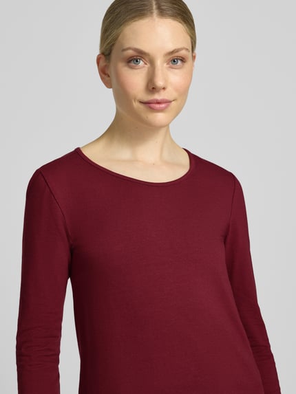 Vrouwenmodel draagt shirt met lange mouwen van ZABAIONE, mix van katoen en elastaan, getailleerd model, ronde hals, Ruglengte maat S: 55 cm, Nahaufnahme Oberkörper.
