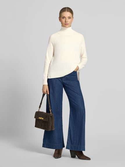Frauenmodel trägt Loose Fit Pullover aus Woll-Kaschmir-Mix Modell 'ZARINA' von Max Mara, Damen Pullover von Weekend Max Mara, Ganzkörperansicht von vorne.