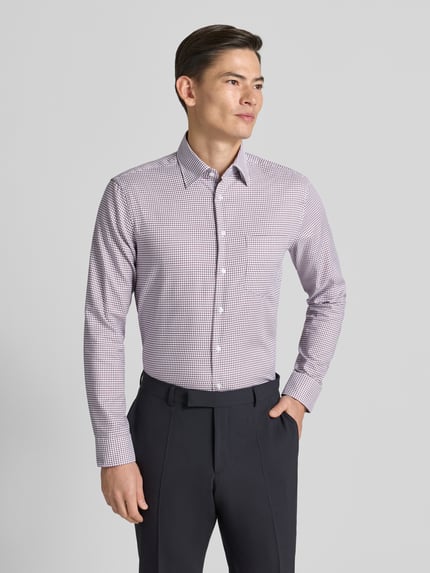 Männermodel trägt Regular Fit Businesshemd aus Baumwolle mit Button Down Kragen von SEIDENSTICKER, Karo-Muster, Ganzkörperansicht von vorne.