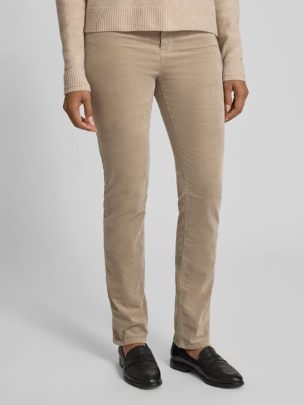 Kobiece model prezentuje spodnie materiałowe z 5 kieszeniami od Christian Berg Woman, mieszanka bawełny i elastanu, krój slim fit, beżowy kolor, zapięcie na guzik i zamek błyskawiczny, szerokość w pasie 39 cm, długość wewnętrzna nogawki 80 cm, całkowity widok z przodu.