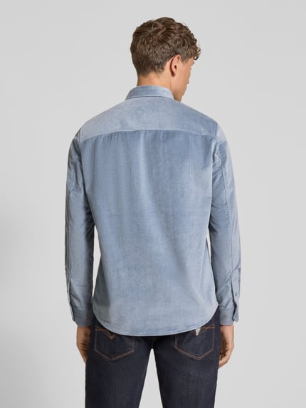 Männermodel trägt Slim Fit Freizeithemd aus Cord mit Button-Down-Kragen von DRYKORN, lichtblauw, katoenen-elastaanmix, ganzlichaamsaanzicht rug, ruglengte 78 cm, schouderbreedte 44 cm, mouwlengte 59 cm