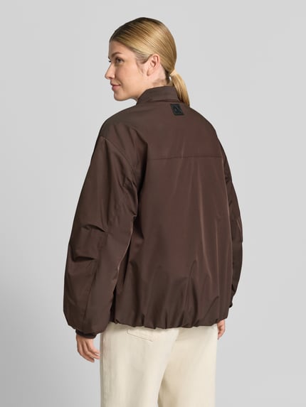 Vrouwenmodel draagt oversized bomberjack met baseballkraag model 'Hotensi' van OPUS, Dames bomberjack/blouson, geheel van achteren