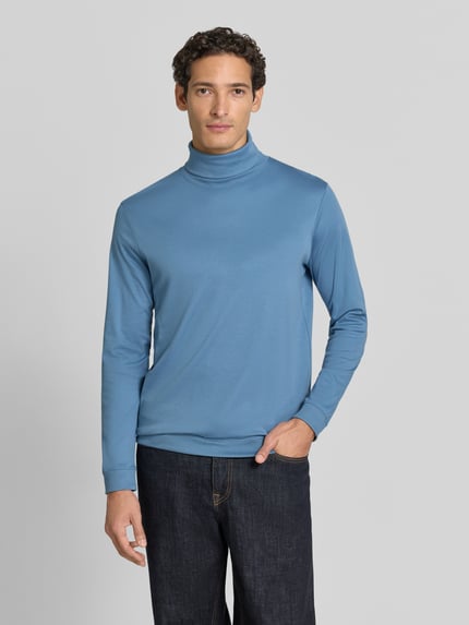 Männermodel trägt Regular Fit Langarmshirt mit Rollkragen Modell 'Pima' von RAGMAN in Blau aus reiner Baumwolle, Ganzkörperansicht von vorne.