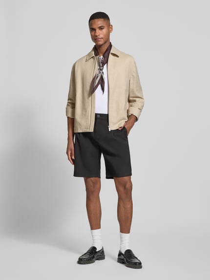 Männermodel trägt Regular Fit Jacke mit Viskose-Anteil von JAKE*S STUDIO MEN in Beige, elastischer Material-Mix, Ganzkörperansicht von vorne
