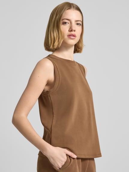 Vrouwenmodel draagt top uit modalmix model 'Scuba' van Rich & Royal, regular fit, met stretch, ronde hals, effen bruin. Halftotaal van voren.
