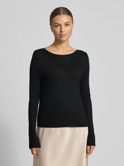 Modelka kobieca nosi Strickpullover mit geripptem Rundhalsausschnitt od Marc Cain, czarny, bawełniany miks, regular fit, ujęcie całej sylwetki z przodu.