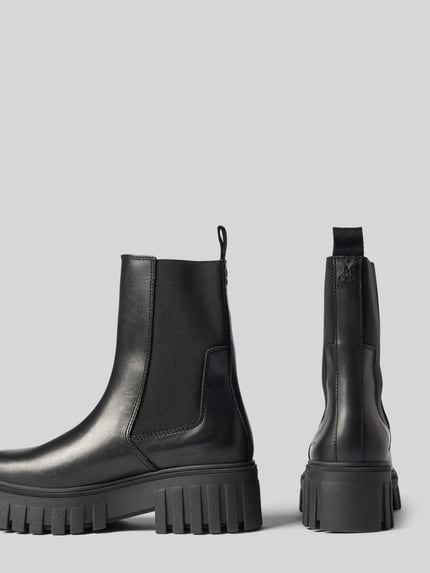 Produktfoto, schwarze Chelseas aus echtem Leder mit Label-Prägung Modell 'Vala 5' von Marc O'Polo, Damen Chelseas, klare Linien, matte und glatte Textur, kräftige Profilsohle, auf hellem Hintergrund.