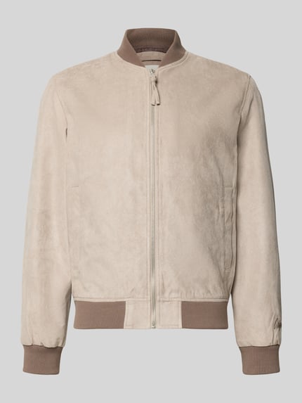 Produktfoto, Bomberjacke in Leder-Optik mit Stehkragen von Jack & Jones in Beige, sichtbare Reißverschlüsse, gerippte Bündchen, glatte Textur. Regular Fit, Eingrifftaschen, Rückenlänge 64 cm, Schulterbreite 45 cm, Brustweite 52 cm, Ärmellänge 67 cm.