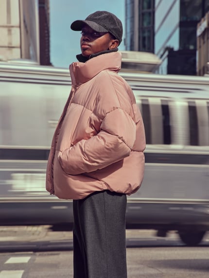 Frauenmodel trägt Jacke mit Stehkragen und Reißverschlusstaschen von Jake*s Casual, Gerader-Schnitt, Rosa, glatte Textur, Ganzkörperansicht von der Seite.