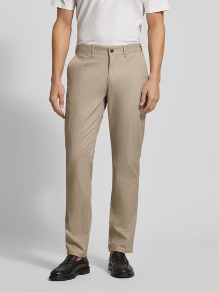 Männermodel trägt Stoffhose mit Gesäßtaschen von MCNEAL in Beige, Baumwoll-Elasthan-Mix, gerade Form, Ganzkörperansicht von vorne.