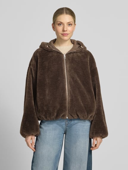 Vrouwenmodel draagt Relaxed Fit blouson met aan twee kanten draagbaar van Marc O'Polo, dames bomberjack, bruin, zachte stof, vooraanzicht, busteshot.