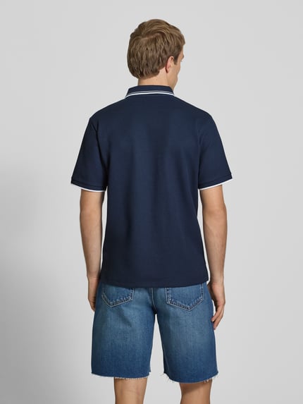 Männermodel trägt Regular Fit Poloshirt mit Strukturmuster Modell 'AUSTIN' von Jack & Jones, dunkelblau, Baumwoll-Mix, Stitching, Knopfleiste, Rückenlänge 69 cm bei Größe M, Ganzkörperansicht Rückansicht.