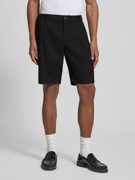 Männermodel trägt Straight Fit Shorts mit Eingrifftaschen von JAKE*S STUDIO MEN in Schwarz, glatte Textur, Ganzkörperansicht von vorne