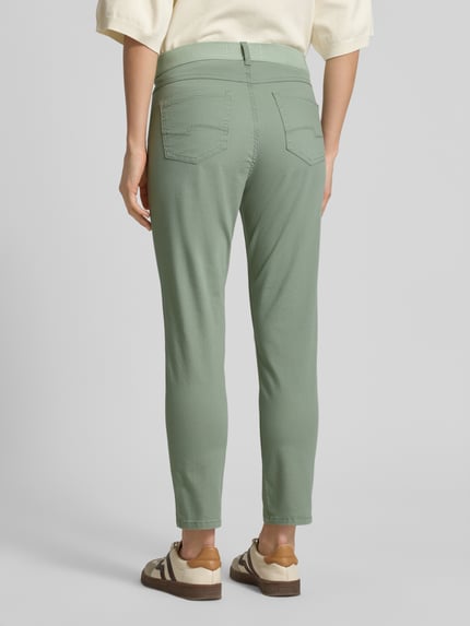 Vrouwenmodel draagt Cropped Hose met elastischem Bund Modell 'ORNELLA' van Angels in lichtgroen, katoenmix met stretch, ingezette zakken, rechte pijpen, productdetail, volledige lichaamsopname achteraan
