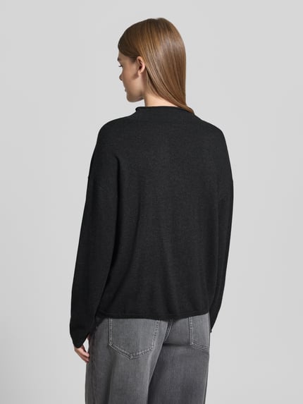 Frauenmodel trägt Turtleneck mit Mock Neck von MARC O’POLO, unifarben, matt, Strukturmuster, Feinstrick, Ganzkörperansicht Rückansicht.