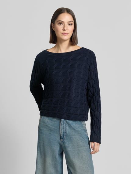 Vrouwenmodel draagt Relaxed Fit Strickpullover aus Baumwoll-Mix met kabelpatroon van Oui, donkerblauw, katoenmix, boothals, Ruglengte maat 36: 48 cm, Mouwlengte maat 36: 60 cm, Ganzkörperansicht van voren