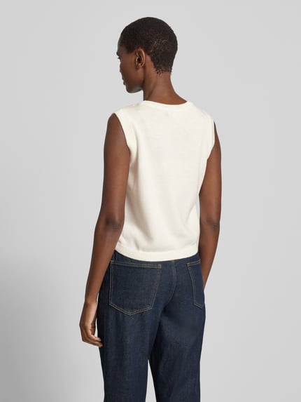 Frauenmodel trägt Strickshirt mit Rundhalsausschnitt von More & More, ärmellos, Baumwoll-Mix, cremefarben, gerader Schnitt, Ganzkörperansicht Rückansicht.