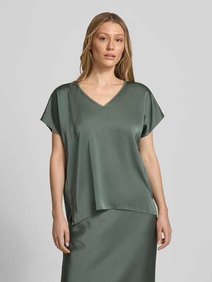 Frauenmodel trägt Blusenshirt aus Satin mit V-Ausschnitt von V by Vera Mont in Regular Fit mit Kappärmeln, glatte Oberfläche, Nahaufnahme Oberkörper.