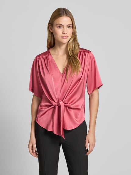 Frauenmodel trägt Damen Bluse aus Satin mit Knoten-Detail, V-Ausschnitt, Straight Fit, Modell 'Casadia' von Neo Noir, Ganzkörperansicht von vorne.