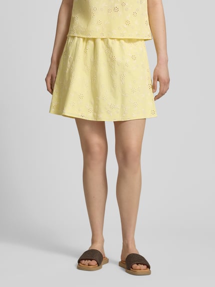 Vrouwenmodel draagt Regular fit mini-rok uit puur katoen model 'BANNA' van Pieces, meerkleurig met bloemen, popeline, volledig zicht van voren.