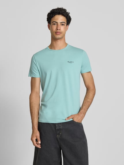 Männermodel trägt Slim Fit T-Shirt aus Baumwoll-Mix Modell 'ORIGINAL BASIC 3N' von Pepe Jeans in Optik: Unifarben, Label-Print, Rundhals, Kurzarm, Materialverarbeitung: Jersey, Material: Baumwoll-Mix, Ganzkörperansicht von vorne.