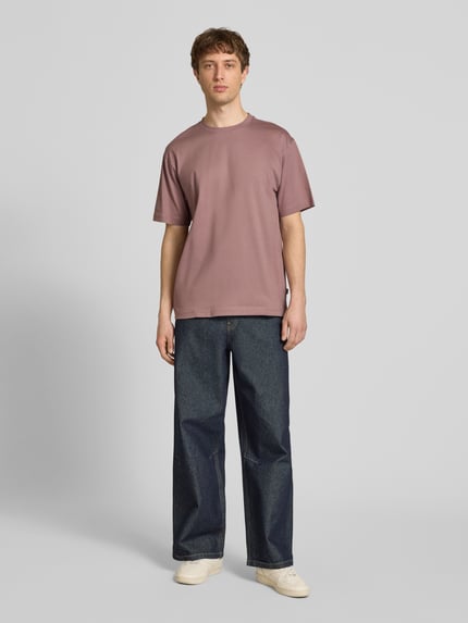 Männermodel trägt Relaxed Fit T-Shirt aus reiner Baumwolle Modell 'FRED LIFE' von Only & Sons, unifarben, Rundhals, Kurzarm, Ganzkörperansicht von vorne