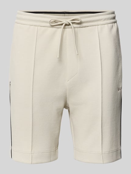 Produktfoto, short in effen look van BOSS, lichte kleur, rechte lijnen, zachte textuur, casual uitstraling, zonder personen.