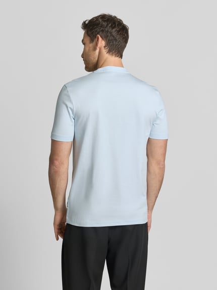 Männermodel trägt Regular Fit T-Shirt aus reiner Baumwolle Modell 'C-THOMPSON 89' von BOSS, Optik: Unifarben, Ganzkörperansicht Rückansicht.