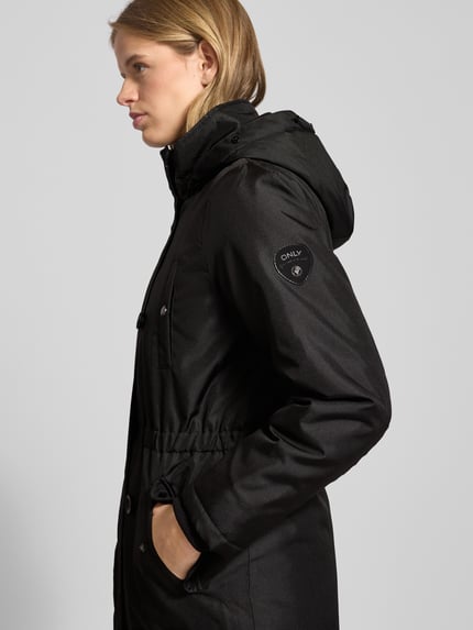 Vrouwenmodel draagt Shaped Fit Parka met Label Patch model 'IRIS' van ONLY, zwart, met capuchon en nep bont, zijzakken, zijaanzicht, Nahaufnahme Oberkörper.